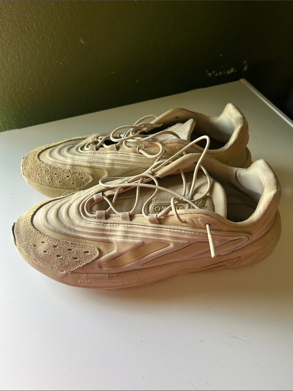 Beige Adidas Athletic Sneakers - Neutral Tone Lace-Up Shoes